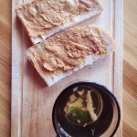 Бутерброды с арахисовой пастой и имбирный чай